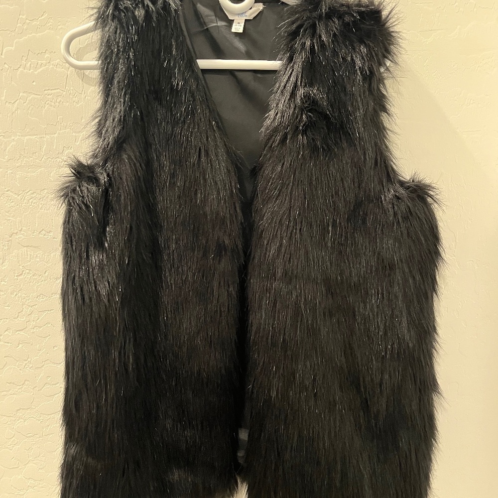 Time & Tru Black Faux fur vest size 8-10 Medium